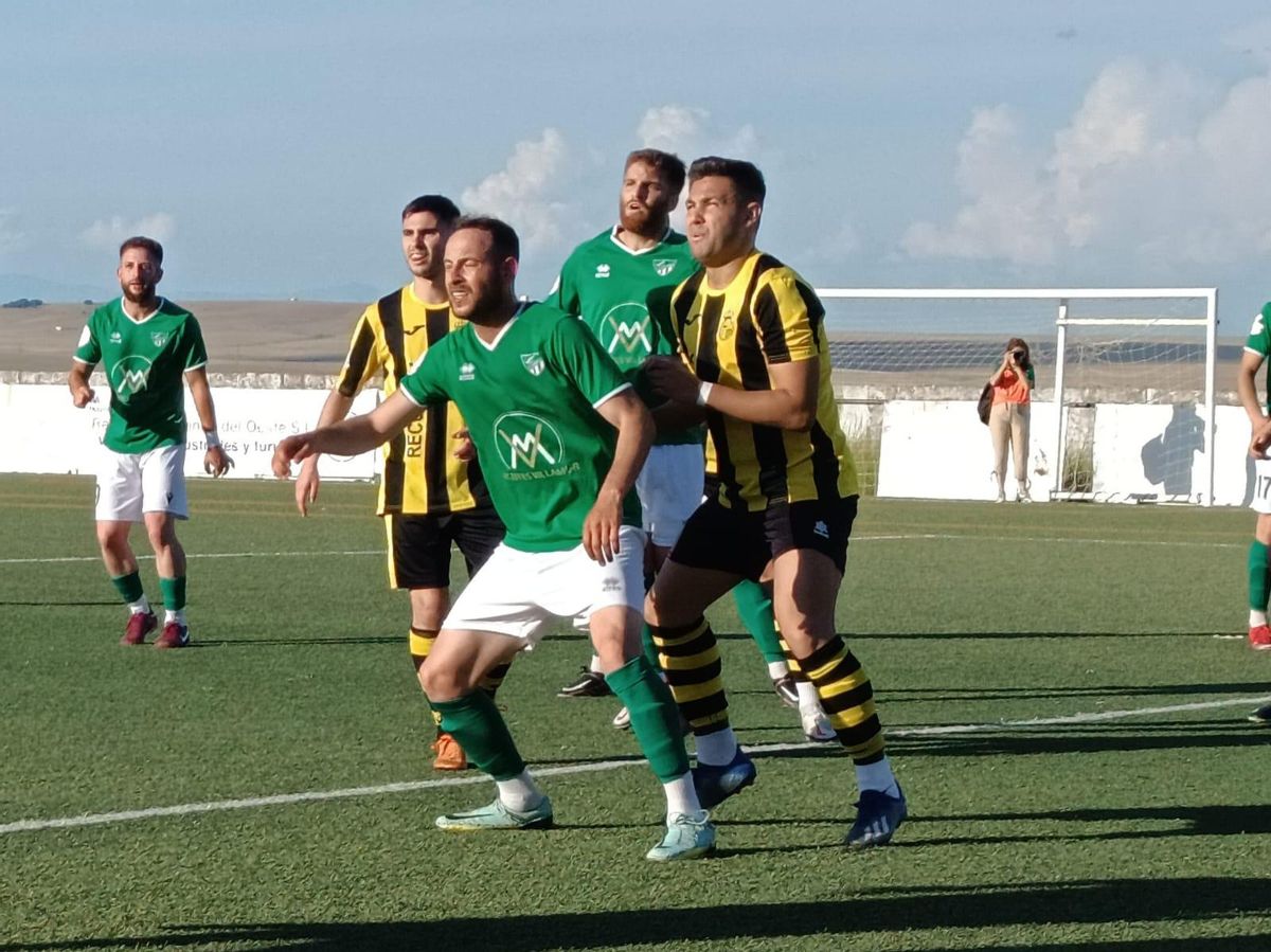 Javi Martín (Santa Amalia) y Juanjo Polo (Amanecer), en primer término.