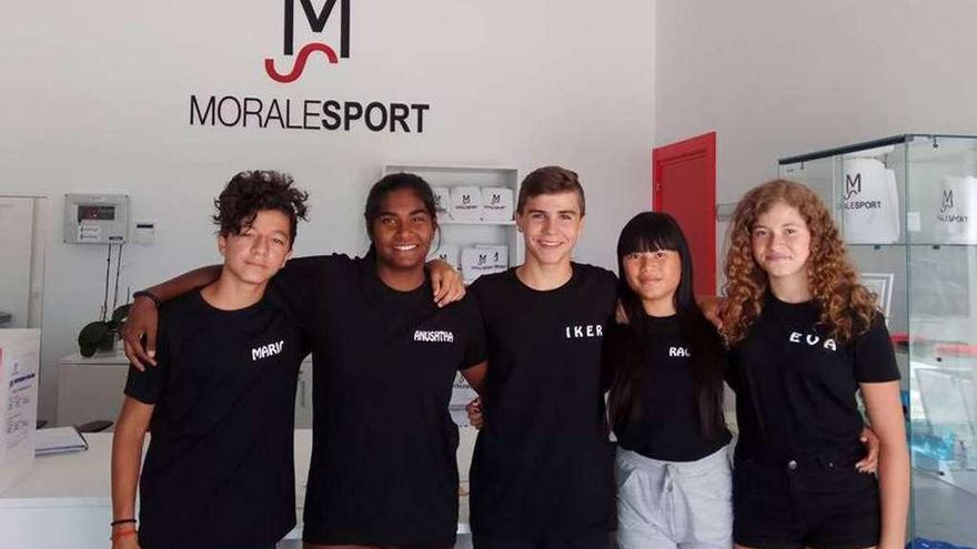 Varios de los judokas del Judo Club Morales posan en Morales Sport, su nuevo centro de entrenamiento