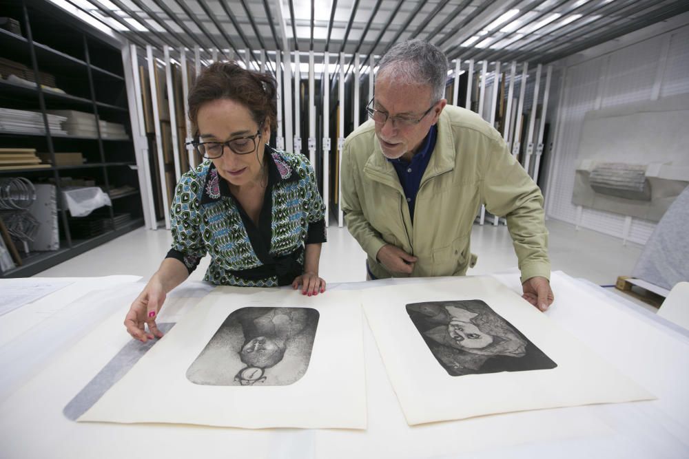 La conservadora del MACA, Rosa Castells, con el artista Eduardo Lastres, en representación de Zachrisson