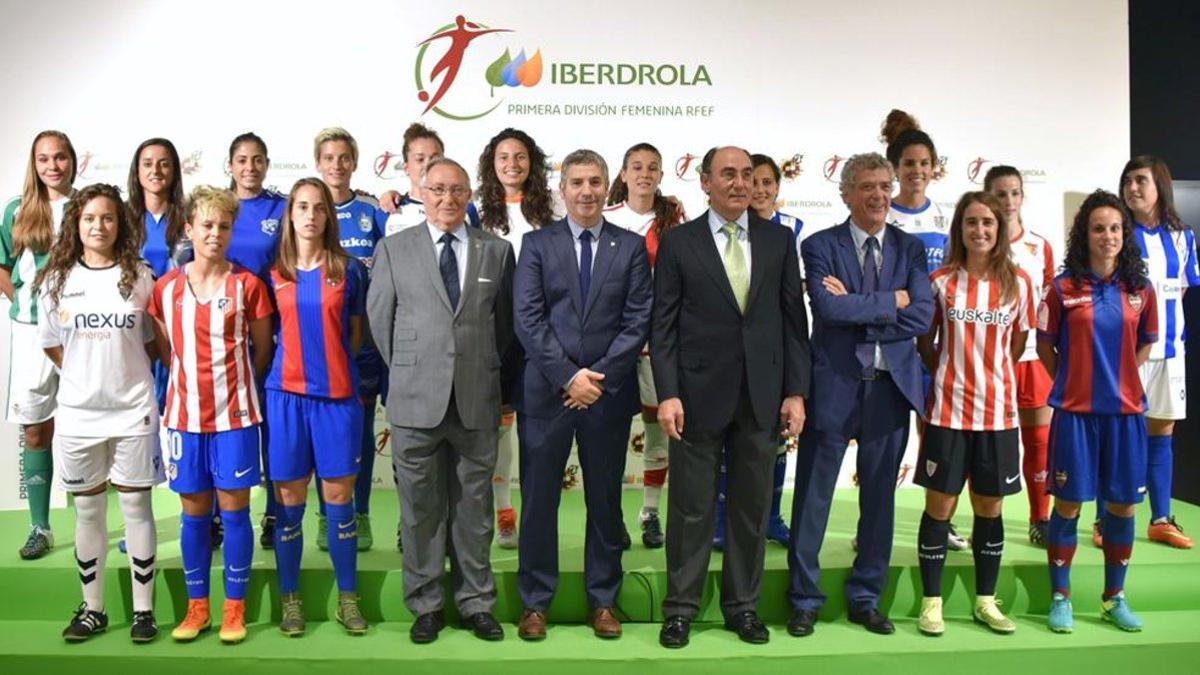 Las principales personalidades de La Liga Iberdrola posaron junto con algunas jugadoras de todos los equipos