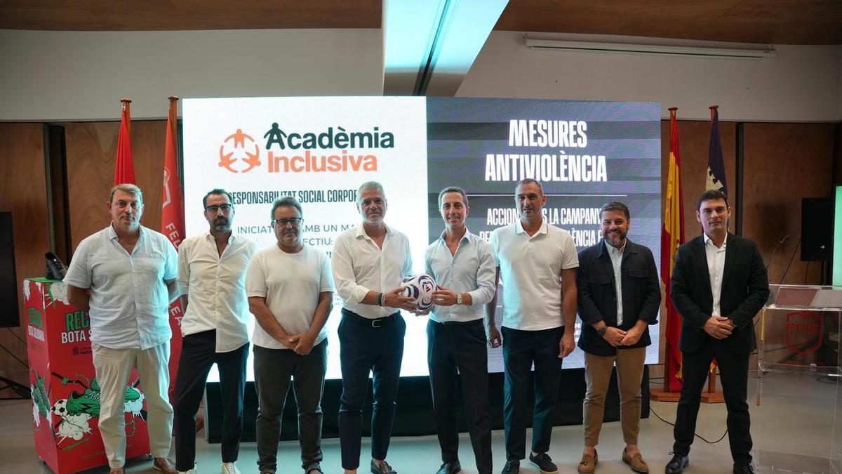 Las autoridades posan en la FFIB tras la presentación en la FFIB.