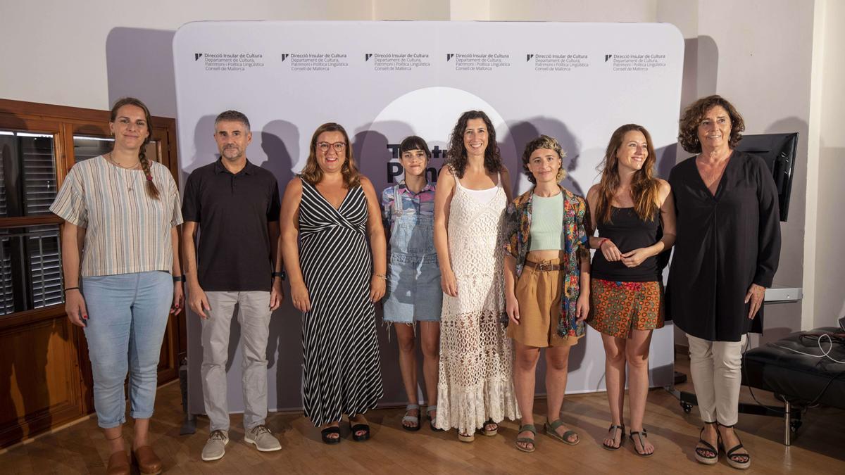 Foto de familia de la presentación de las Tutories teatrals.