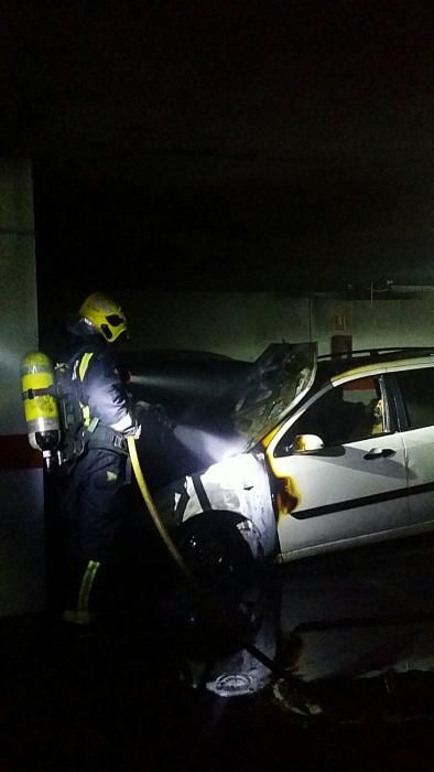 Varios vehículos calcinados en un incendio en Soliva