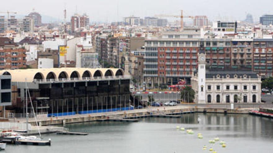 La antigua estación marítima (a la izquierda) en la marina real Juan Carlos I