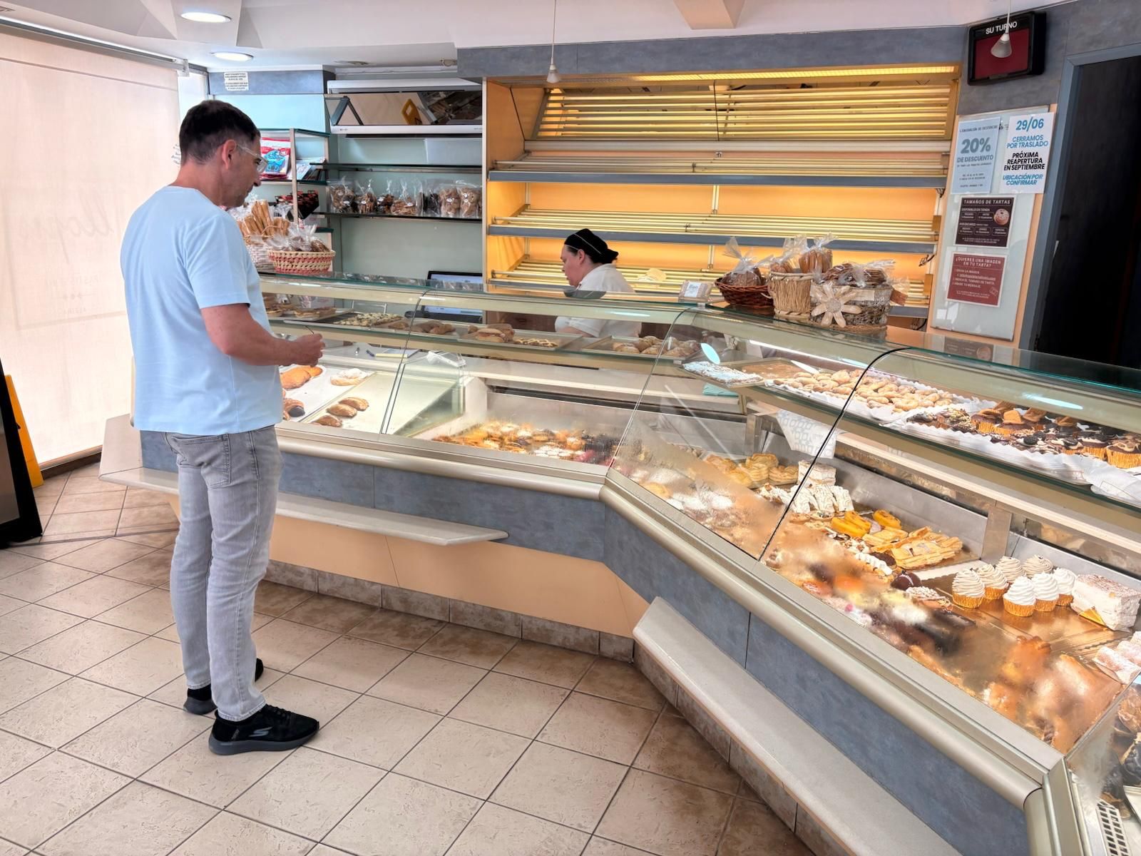 Un cliente hace su compra, este viernes, en la pastelería Llopis en el centro de Alzira.