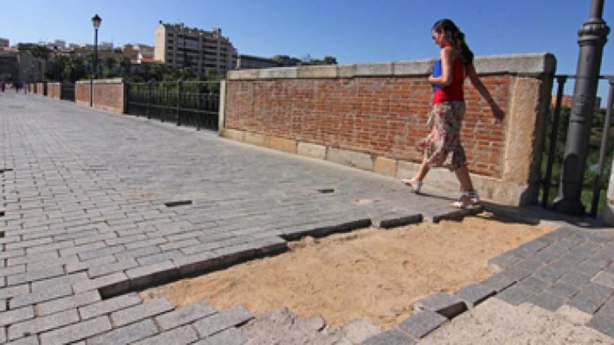 Sorprenden a tres menores en Badajoz tirando adoquines del Puente Viejo al río