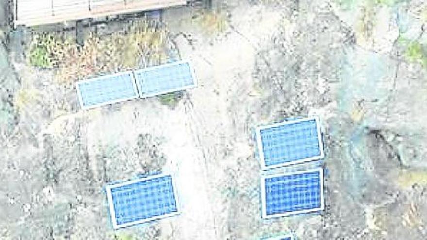 Imagen de la instalación solar, que será retirada de la cueva.