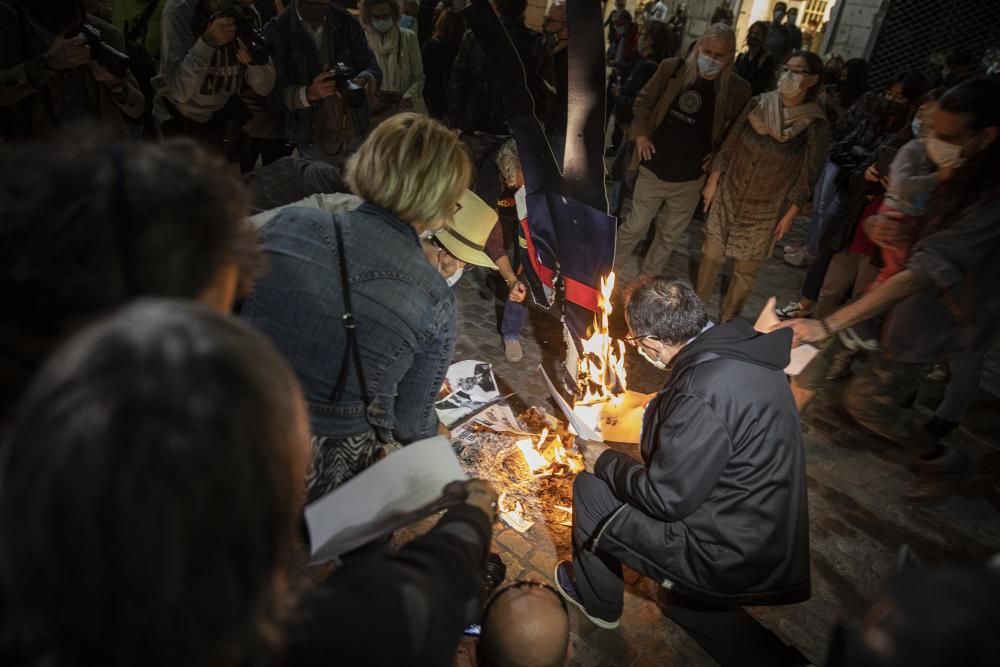 Crema de fotos del rei a Girona.