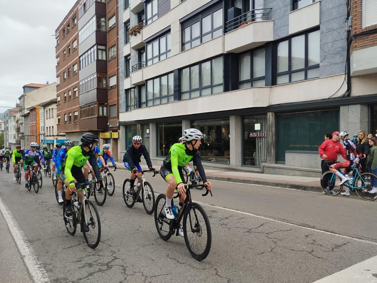 La salida del Trofeo Santiago y Santa Ana de ciclismo en Grado, en imágenes La salida del Trofeo Santiago y Santa Ana de ciclismo en Grado, en imágenes