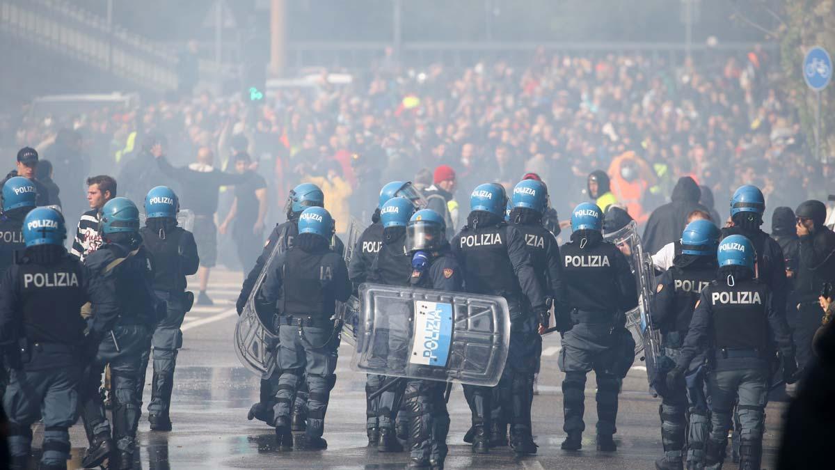 Los antidisturbios italianos tratan de dispersar a los trabajadores que protestan contra la implementación del pasaporte covid.