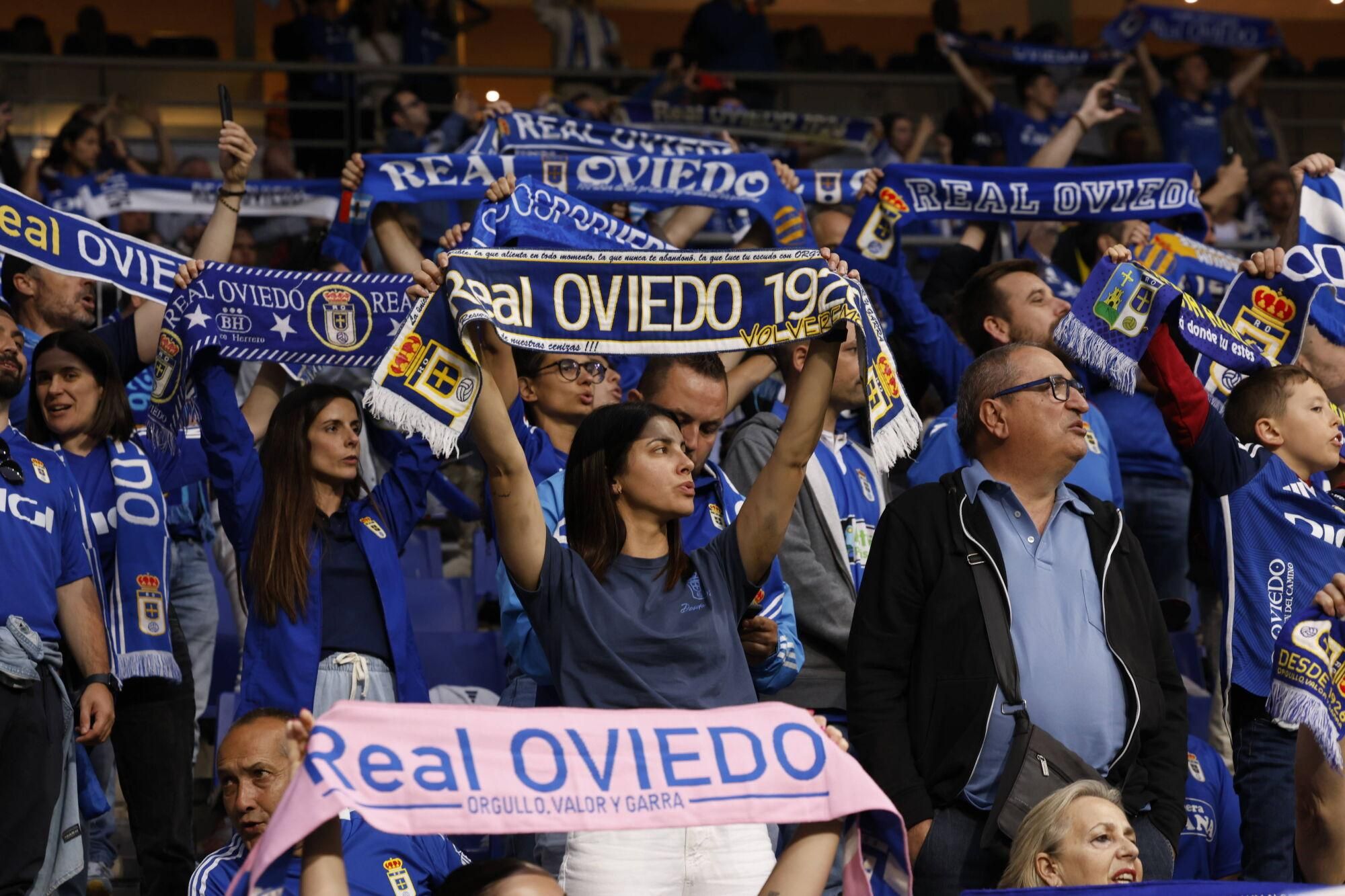 EN IMÁGENES: Ambientazo en la vuelta del play off entre Oviedo y Almería en el Carlos Tartiere