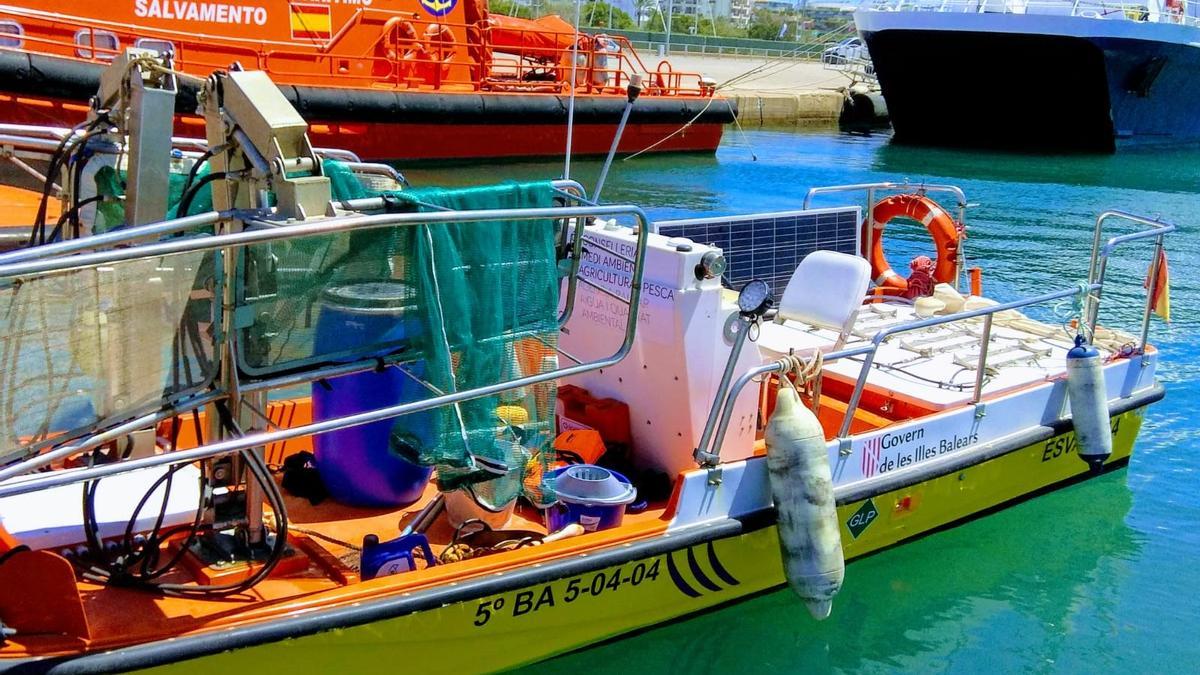 Una barca de limpieza del litoral amarrada el verano pasado en el puerto de Ibiza.