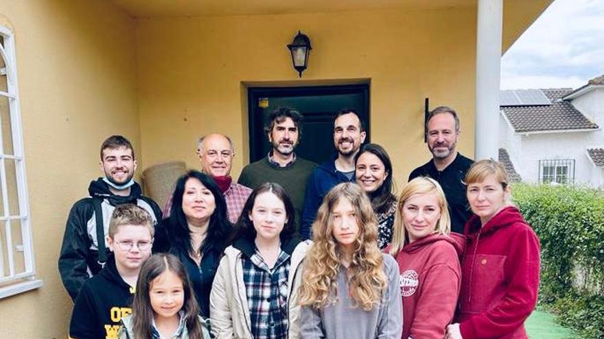 Voluntarios y las familias ucranianas en una localidad madrileña. |   // FDV