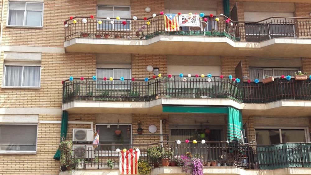 Veïns del carrer de la Pau decoren els balcons per Sant Jordi