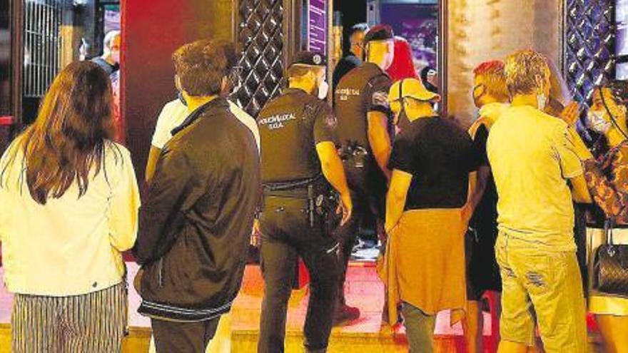 Sanidad cierra las discotecas y prohíbe fumar en la calle a menos de dos metros de otra persona