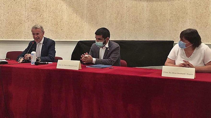 L&#039;alcalde de Puigcerdà, Albert Piñeira, i la presidenta del Consell, Roser Bombardó, amb el conseller El Homrani