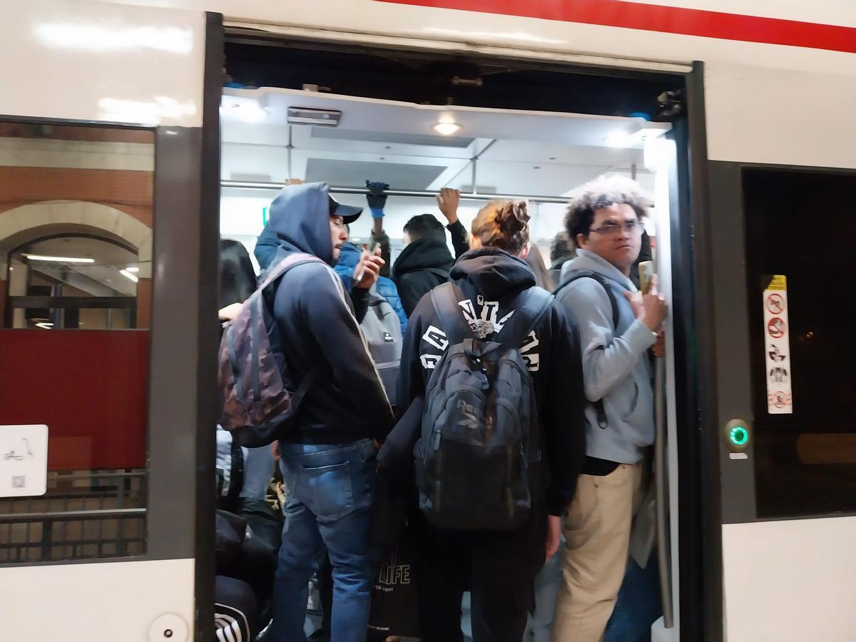 Los viajeros apenas ya cabían en el tren de las 6,50 en la estación de Alzira.
