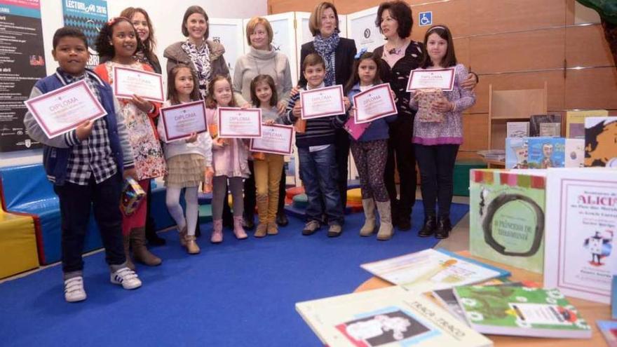 Los niños que resultaron premiados por su fidelidad a la Biblioteca Municipal. // Noé Parga