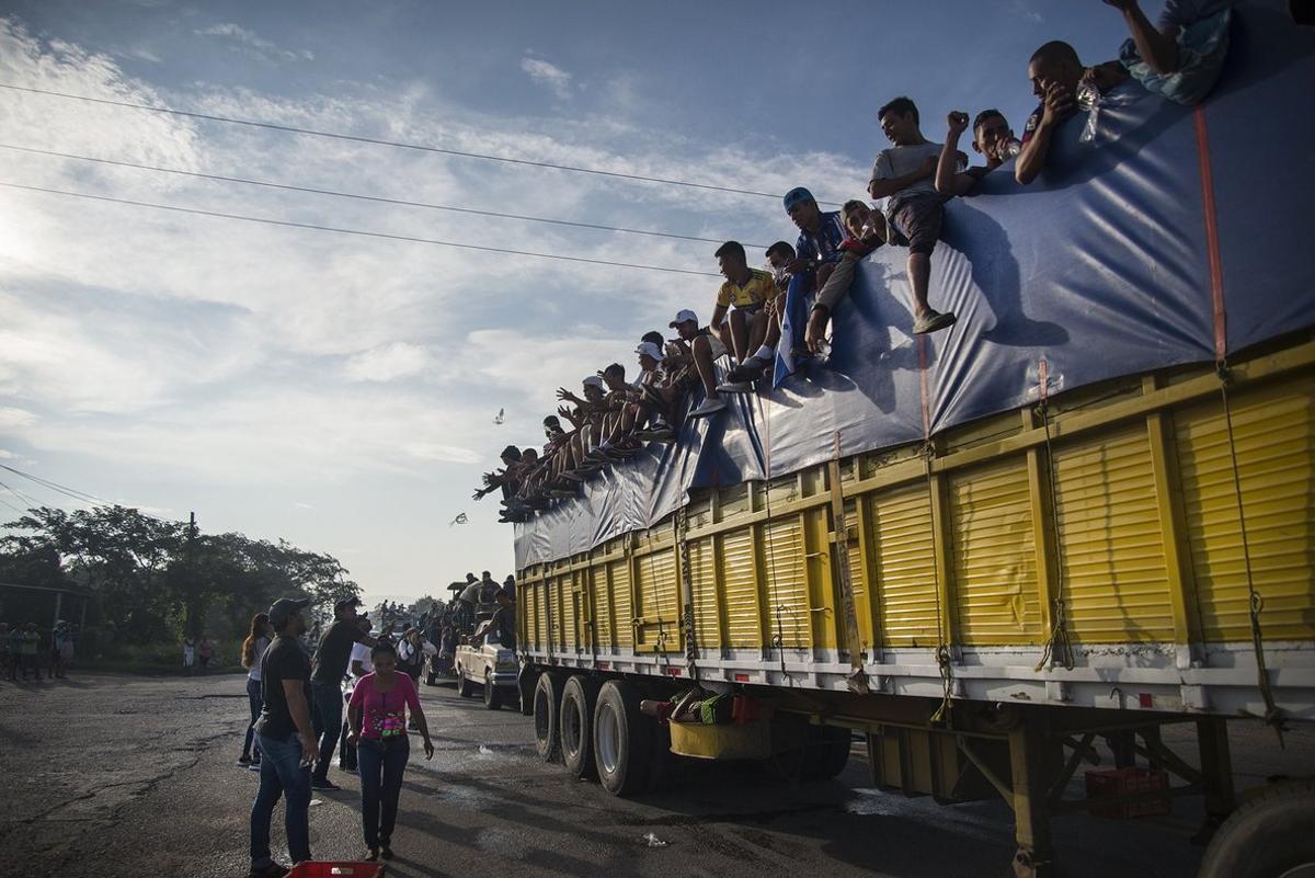 MXX10  TEPANATEPEC  MEXICO   29 10 2018 - Integrantes de la caravana de migrantes centroamericanos se preparan para su salida desde Tepatepec hacia la localidad de Niltepec  en el estado de Oaxaca  Mexico  hoy  lunes 29 de octubre de 2018  La caravana de migrantes centroamericanos  en su mayoria hondurenos  siguio hoy avanzando a traves del sureno estado mexicano de Oaxaca con direccion a Estados Unidos  el mismo dia en que un nuevo contingente de unas 2 000 personas entro a Mexico desde Guatemala  EFE Luis Villalobos