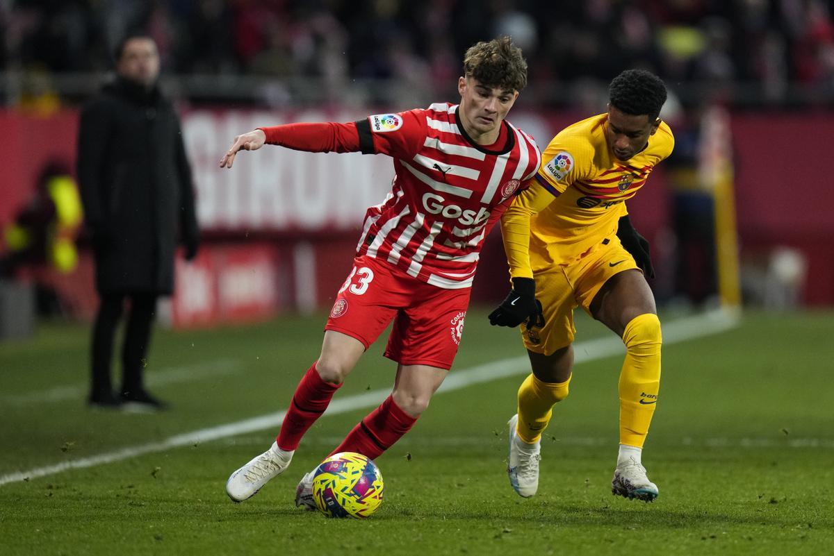 Girona’s striker Joel Roca (L) duels for the ball with Barcelona’s defender Alejandro Balde (R) during the Spanish LaLiga soccer match between Girona CF and FC Barcelona at Montilivi stadium in Gerona, Catalonia, Spain, 28 January 2023. EFE/ Siu Wu