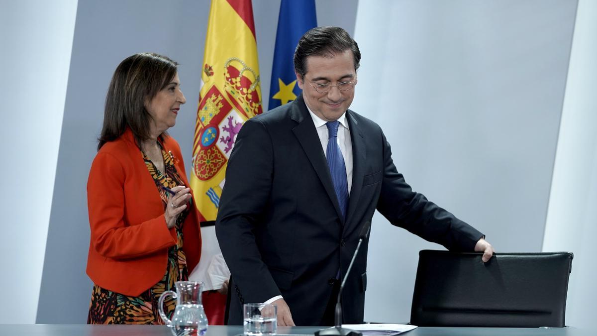 El ministro de Asuntos Exteriores, Unión Europea y Cooperación, José Manuel Albares y la ministra de Defensa, Margarita Robles.