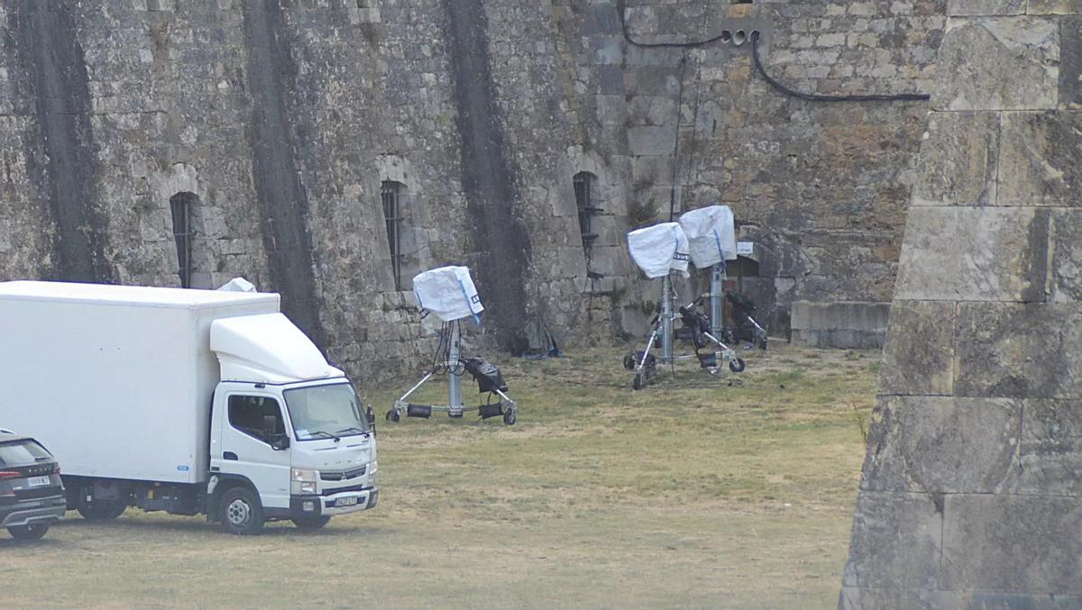 Imagen del material de rodaje en el foso del Castell