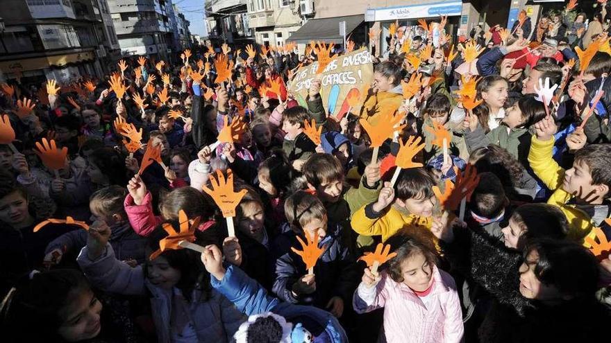Los niños de los distintos centros educativos levantaron sus manos naranjas para conmemorar este día en Lalín. // Bernabé/Javier Lalín