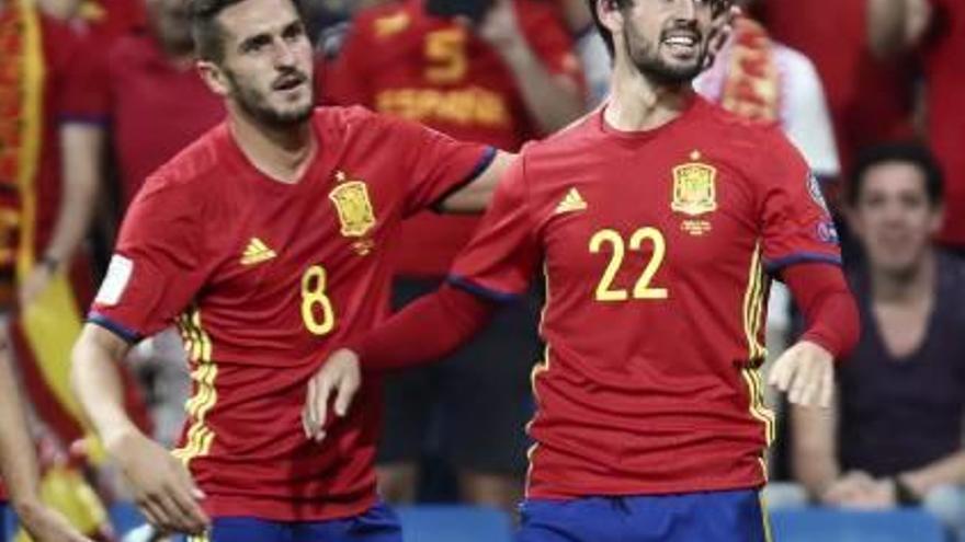 Isco celebra el pasado sábado junto a Koke su primer gol ante Italia .