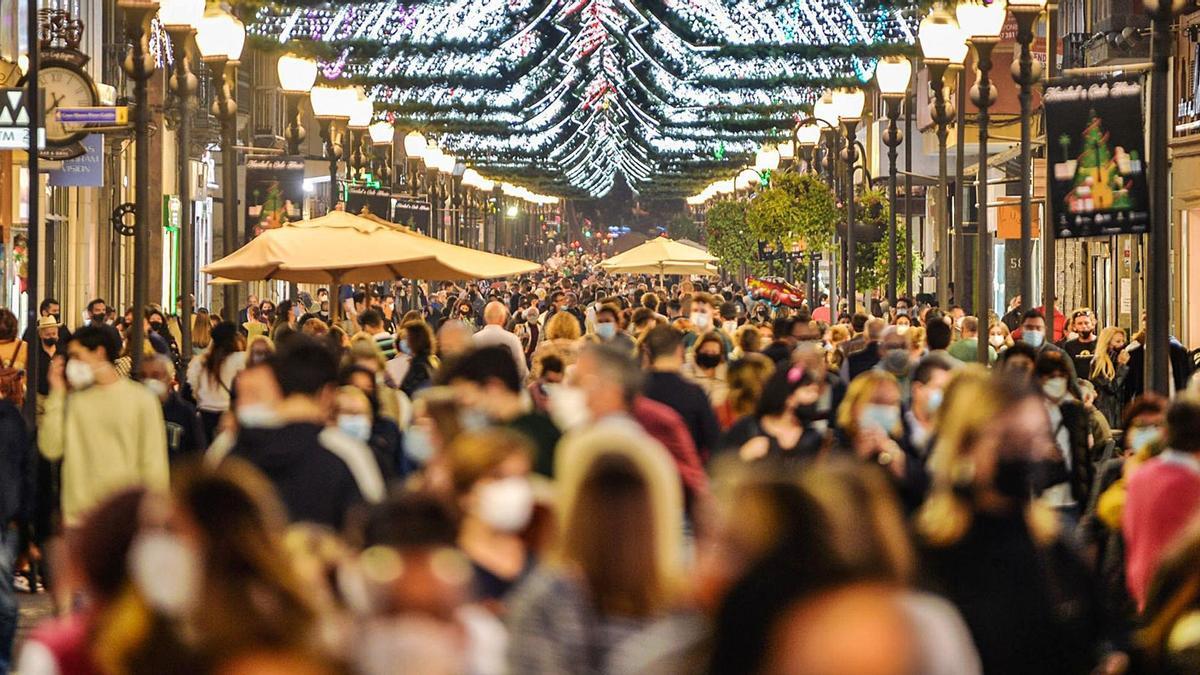 Imagen de la calle Triana, en la capital grancanaria,  durante la noche de Reyes. | | JOSÉ CARLOS GUERRA