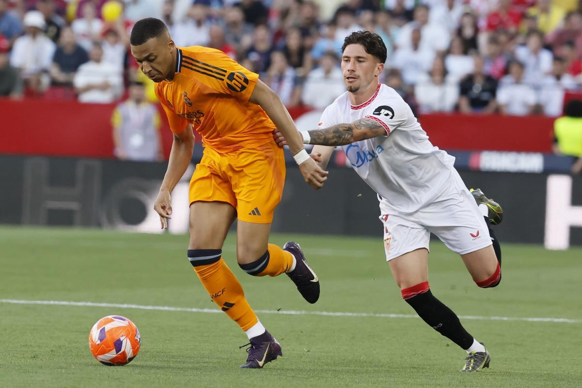 José Ángel Carmona intenta defender a Kylian Mbappé en el partido entre Sevilla FC y Real Madrid de LaLiga EA Sports 2024/25 en el Ramón Sánchez-Pizjuán.