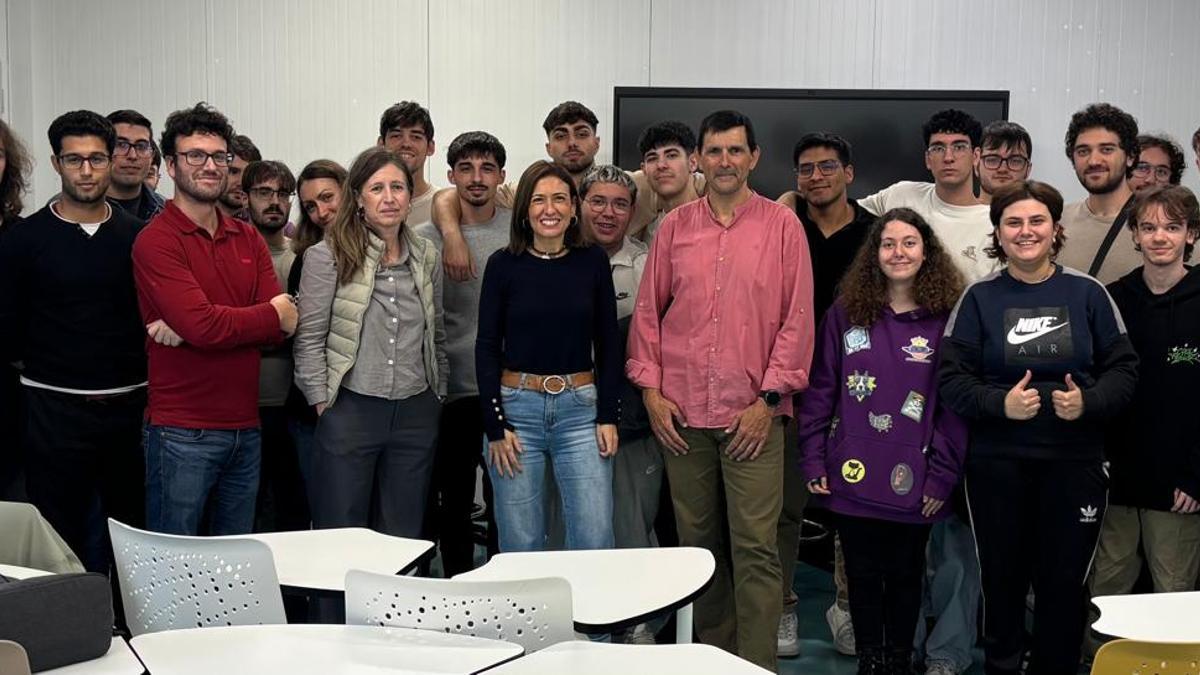 La alcaldesa y concejala de Nuevas Tecnologías, María Tormo, junto al concejal de Educación, Vicente Blay Casino; al director del área de Tecnología del instituto, Julio Pacheco; y a la directora del centro, Esperanza Moliner,  ha visitado el centro lanzándoles a los estudiantes el reto de crear un chatbot para la página web municipal.