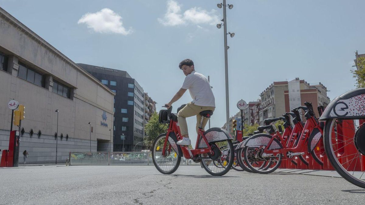Un usuari del Bicing, en una estació pròxima a la Fira de Barcelona. | ÁNGEL GARCÍA MARTOS