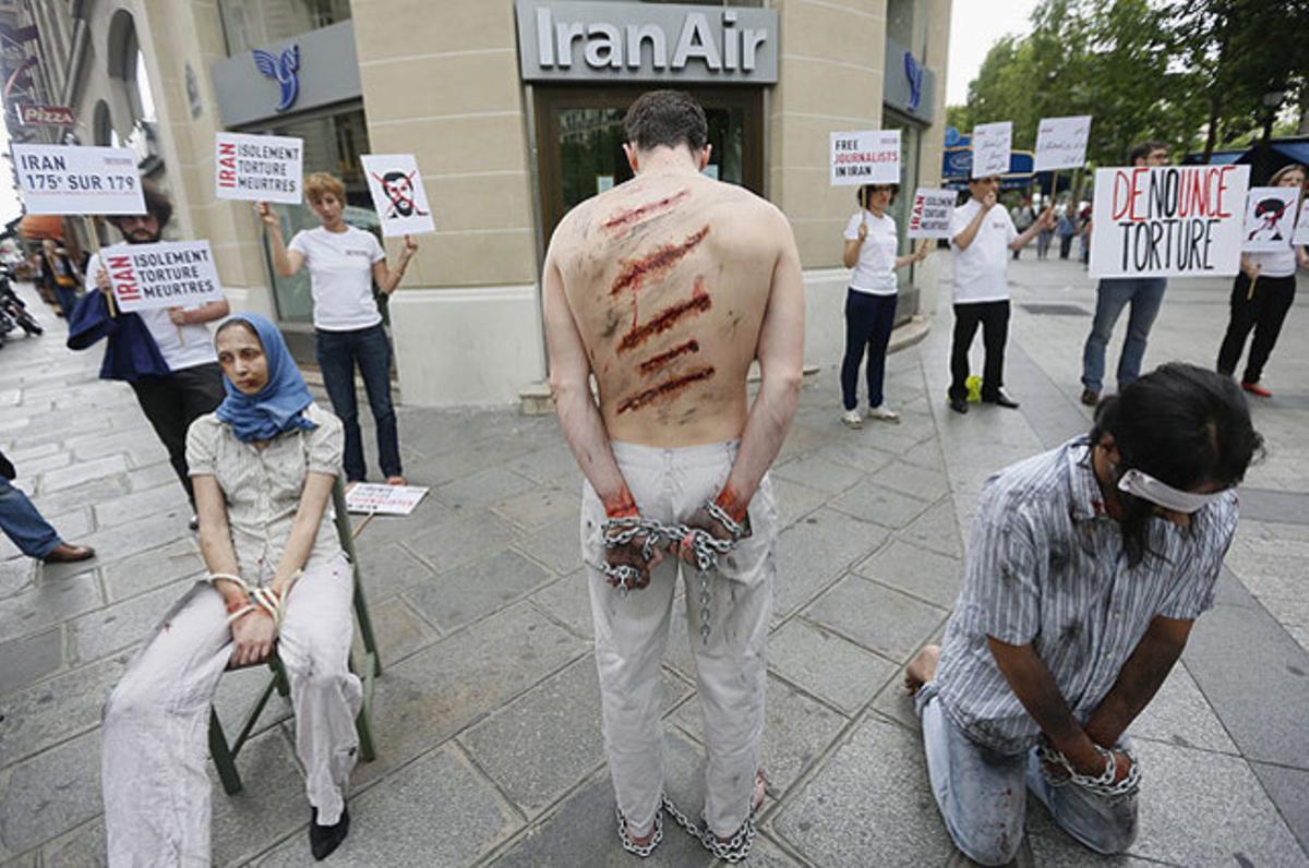 Activistes de Reporters sense Fronteres (RSF), amb ferides simulades que simbolitzen el destí de periodistes detinguts, protesten davant de la seu d’IranAir, a París.