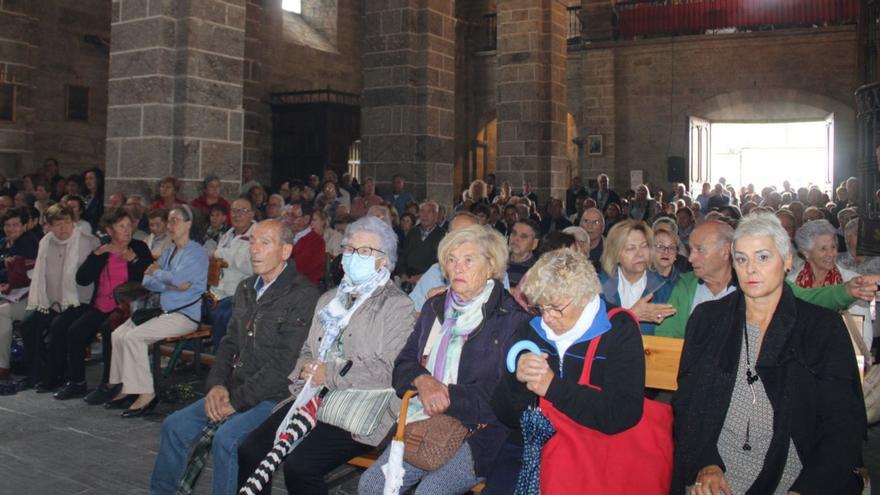 La Peregrina de Tonkin retrasó la tormenta para salir en procesión