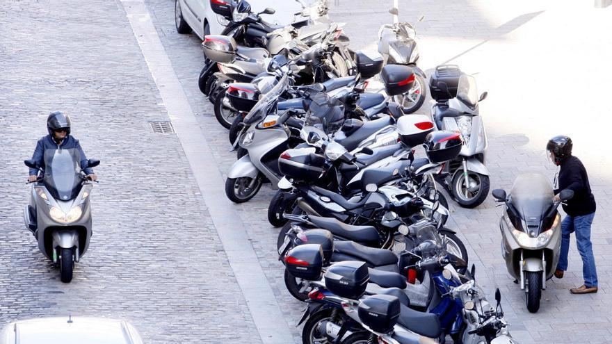 Diverses motocicletes a la ciutat de Girona, en una imatge d'arxiu
