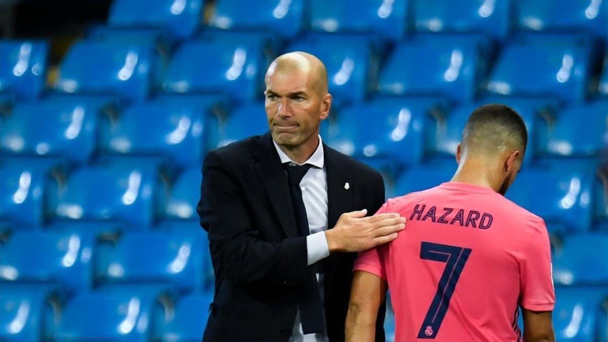 Zidane da un golpecito en la espalda a Hazard tras sustituirle.