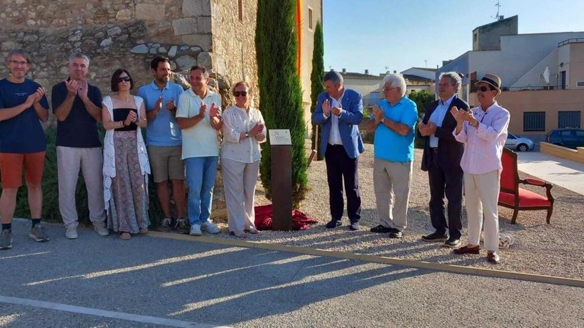 Les diferents autoritats al voltant de la placa commemorativa.