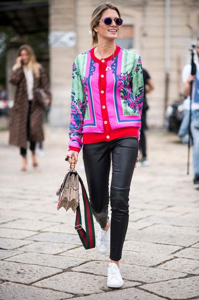 La invasión de las snekers blancas: look muticolor