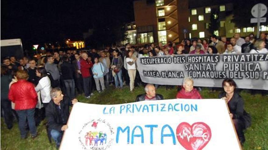 Los manifestantes ante el hospital de Dénia.
