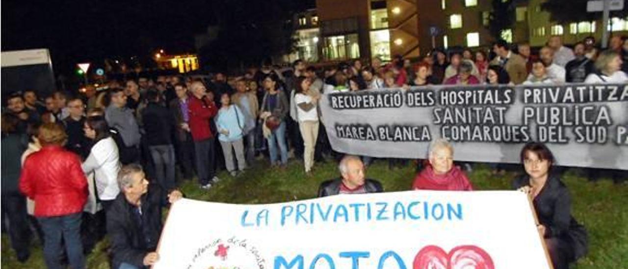 Los manifestantes ante el hospital de Dénia.