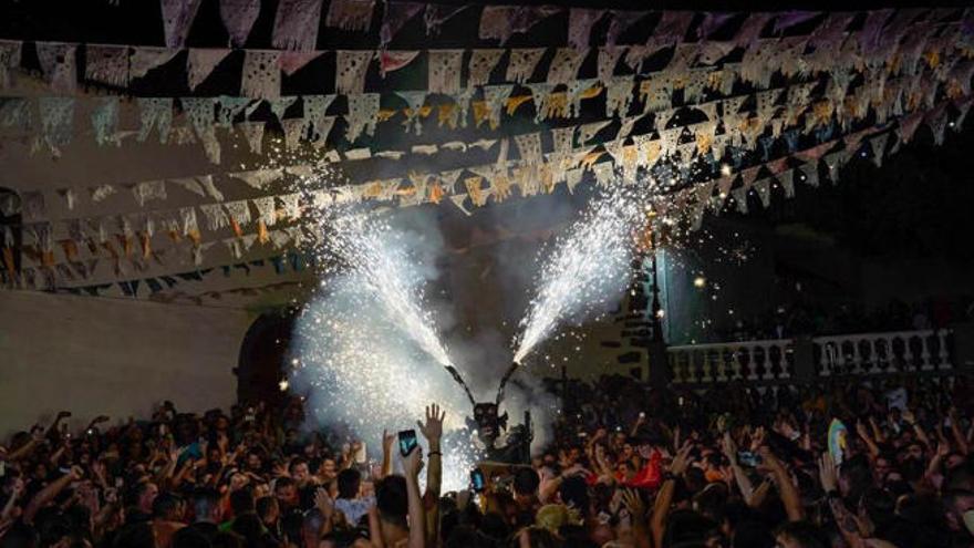 Única. La aparición del Diablo en la plaza de Candelaria, en Tijarafe, es uno de los actos festivos más genuinos de todos los que se celebran en la Isla.