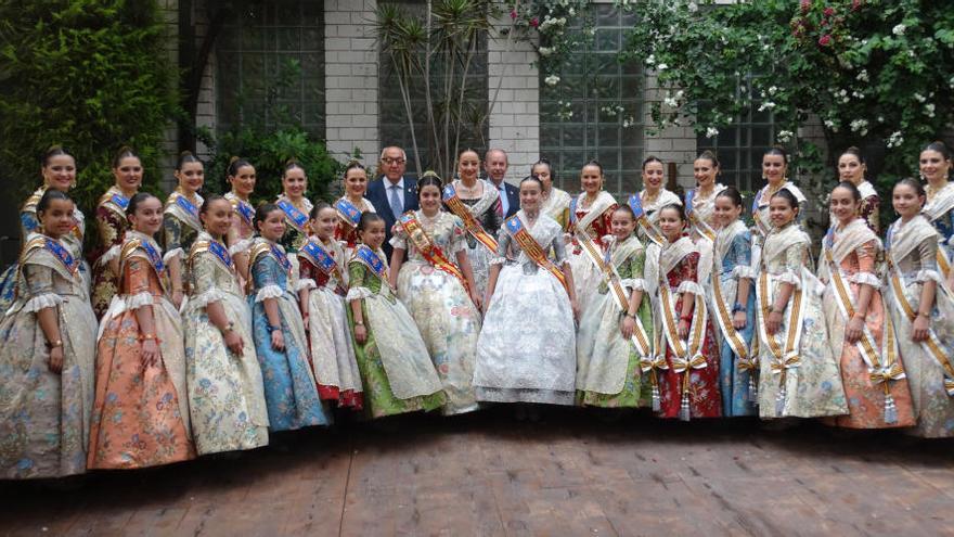 Participantes en la Gala Comarcal con las falleras mayores de València.