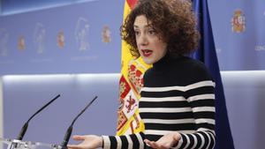 La portavoz de los comuns, Aina Vidal, en la rueda de prensa en el Congreso.