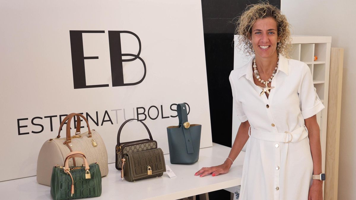 La viguesa Paula Martínez junto a varios de los bolsos de lujo que adquiera y vende a nivel internacional.