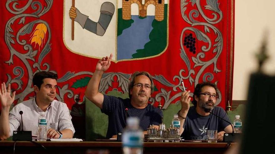 Antidio Fagúndez, Francisco Guarido y Miguel Ángel Viñas, durante una votación.