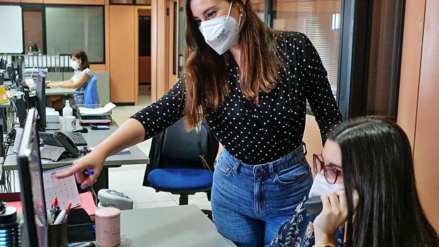 Esther Quintana y Alba Rodríguez -sentada- en el departamento de Administración.