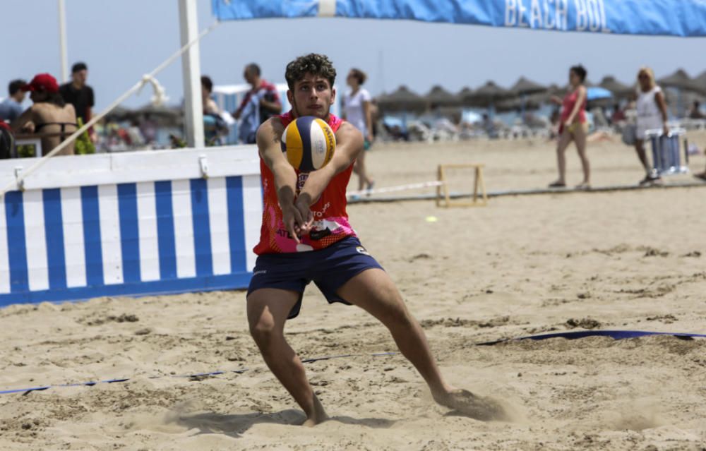 Las playas de València se llenan el primer fin de semana del verano