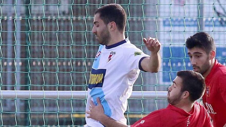 Un jugador del Choco trata de recuperar el balón. // José Lores