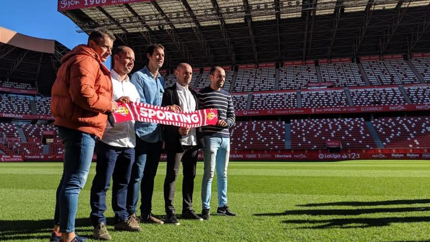 José Alberto, junto a su cuerpo técnico, sobre el césped de El Molinón.