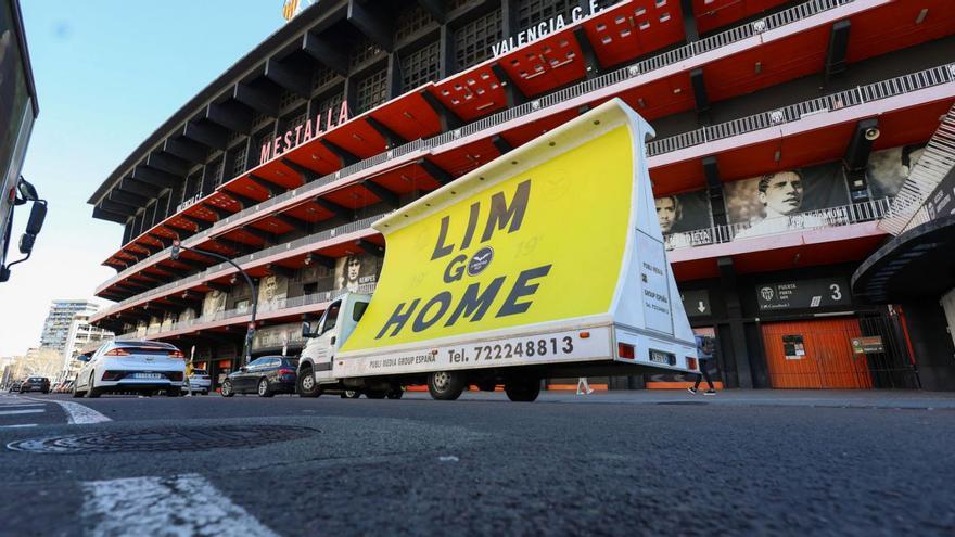 “Lim Go Home” i “Manifesta’t per la defensa del nostre escut”, lemes en la furgoneta